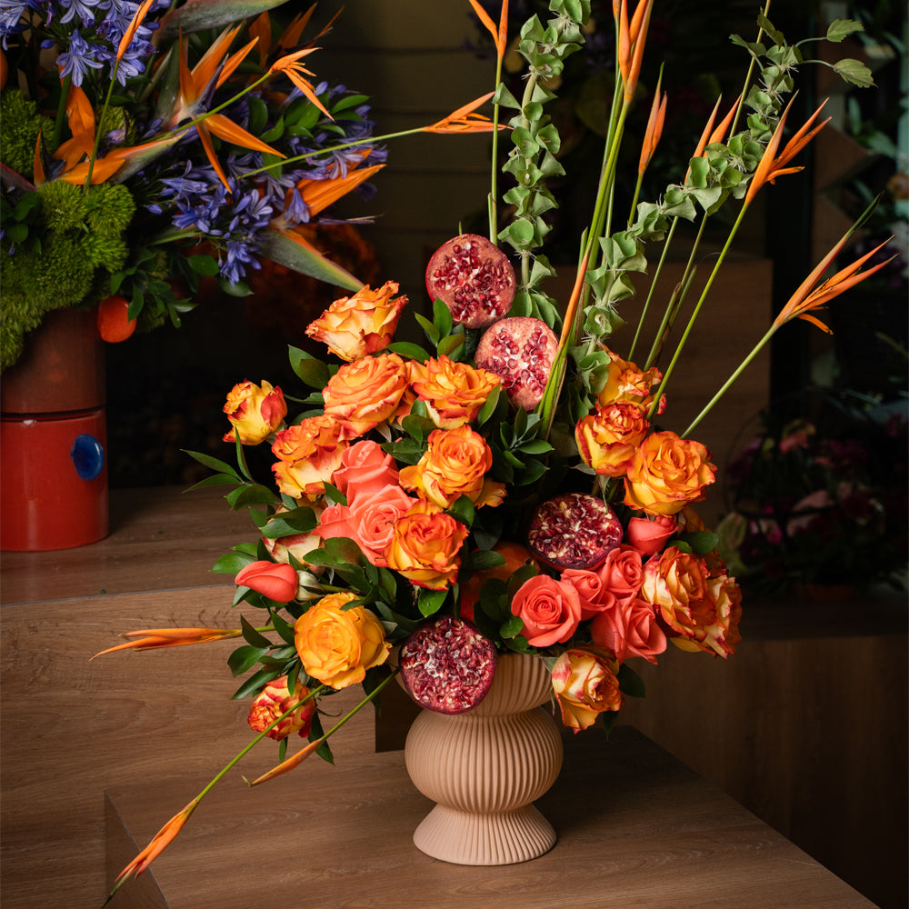 Dulce Aurora – Arreglo Floral Natural con Rosas, Campanas de Irlanda, Avecillas y Granadas