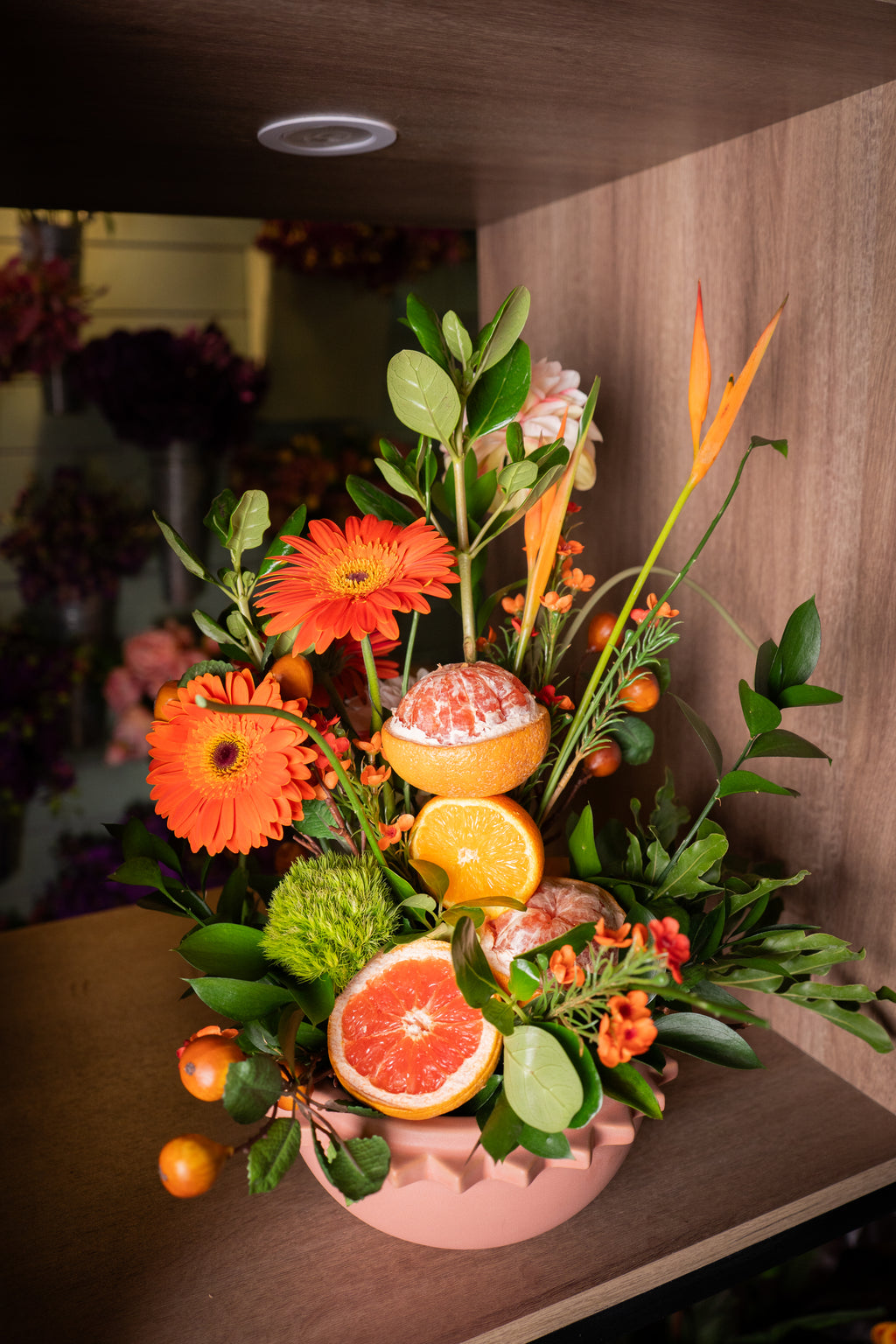 Arreglo Floral Natural Néctar – Gerberas, Avecillas, Pompones Verdes, Toronja e Higos