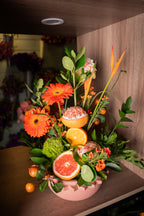 Arreglo Floral Natural Néctar – Gerberas, Avecillas, Pompones Verdes, Toronja e Higos