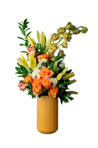 Arreglo Floral Natural Zumo – Orquídeas Cymbidium, Azucenas y Rosas