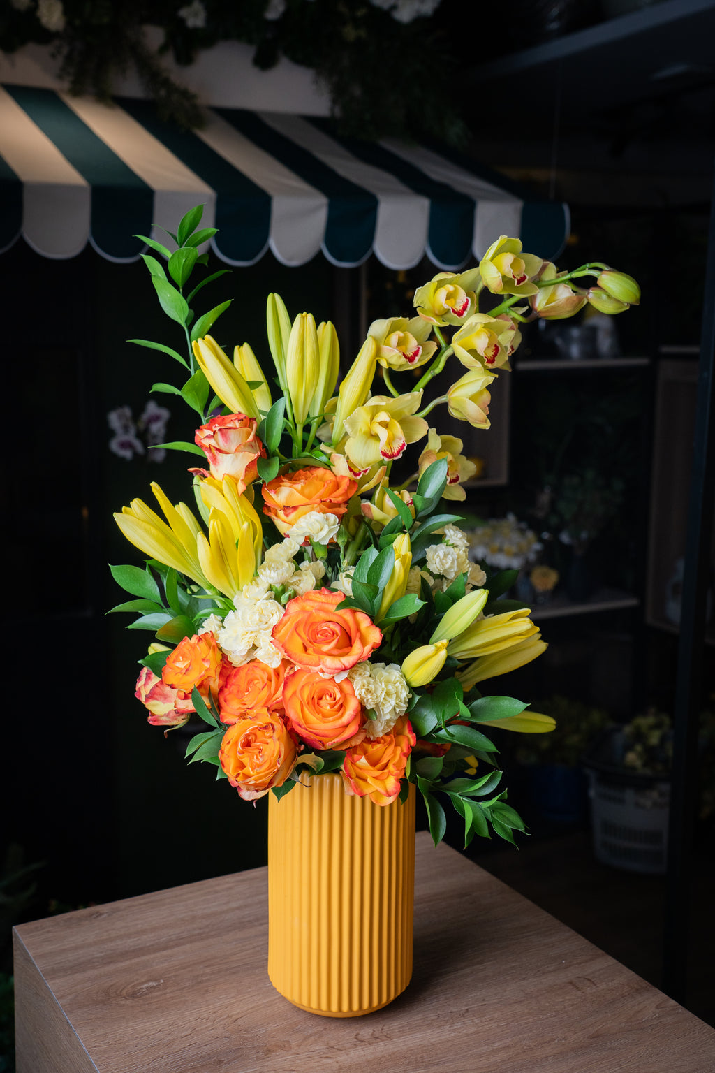 Arreglo Floral Natural Zumo – Orquídeas Cymbidium, Azucenas y Rosas