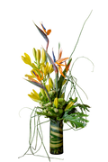Arreglo Floral Natural Boreal – Azucenas, Ave del Paraíso, Uña de Danta y Pompones Verdes