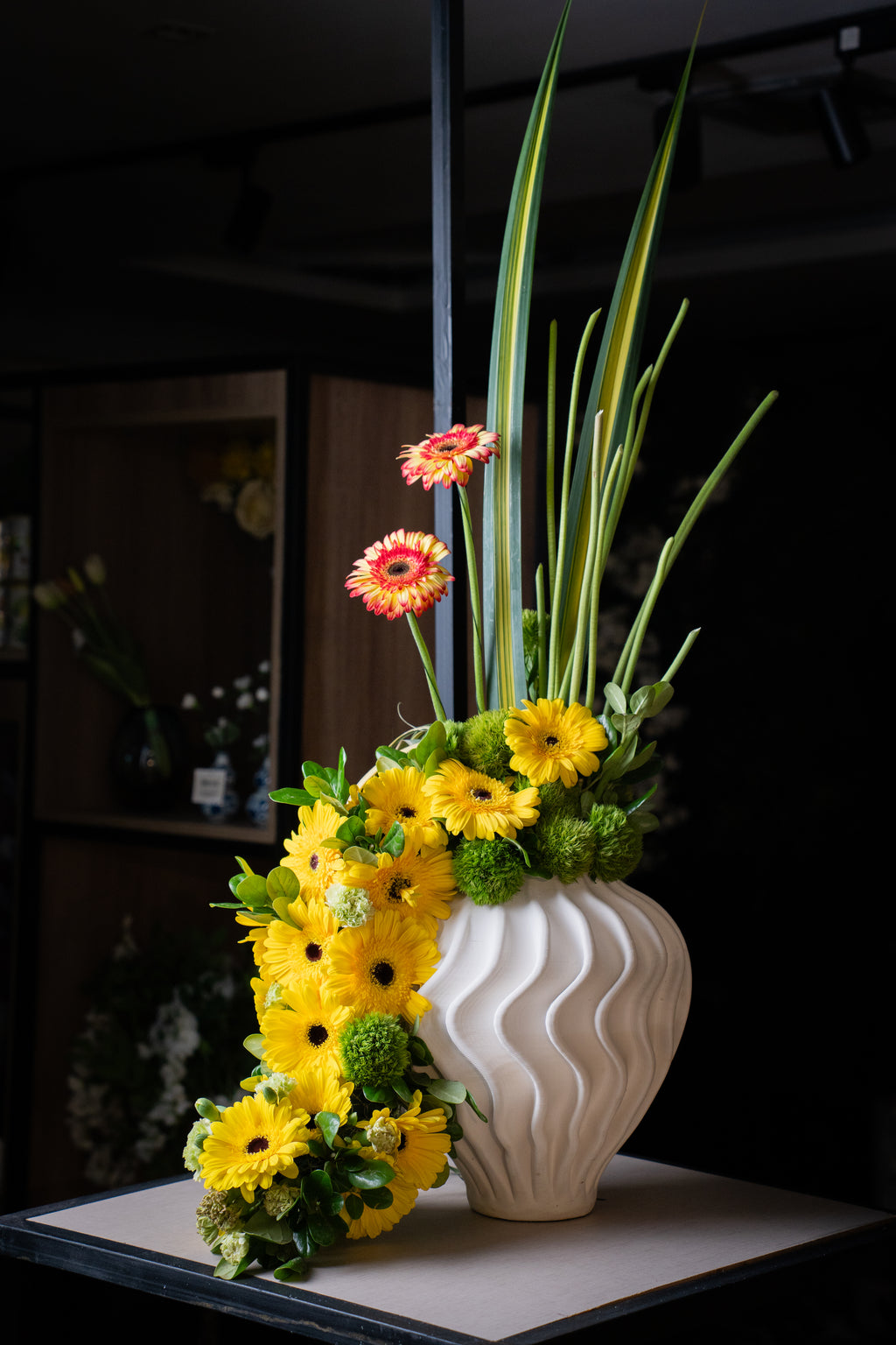 Arreglo Floral Natural Vértice – Gerberas, Green Ball y Pandano Base porcelana 3D