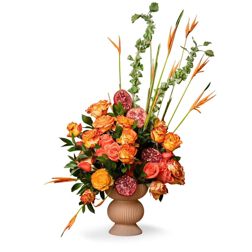 Dulce Aurora – Arreglo Floral Natural con Rosas, Campanas de Irlanda, Avecillas y Granadas