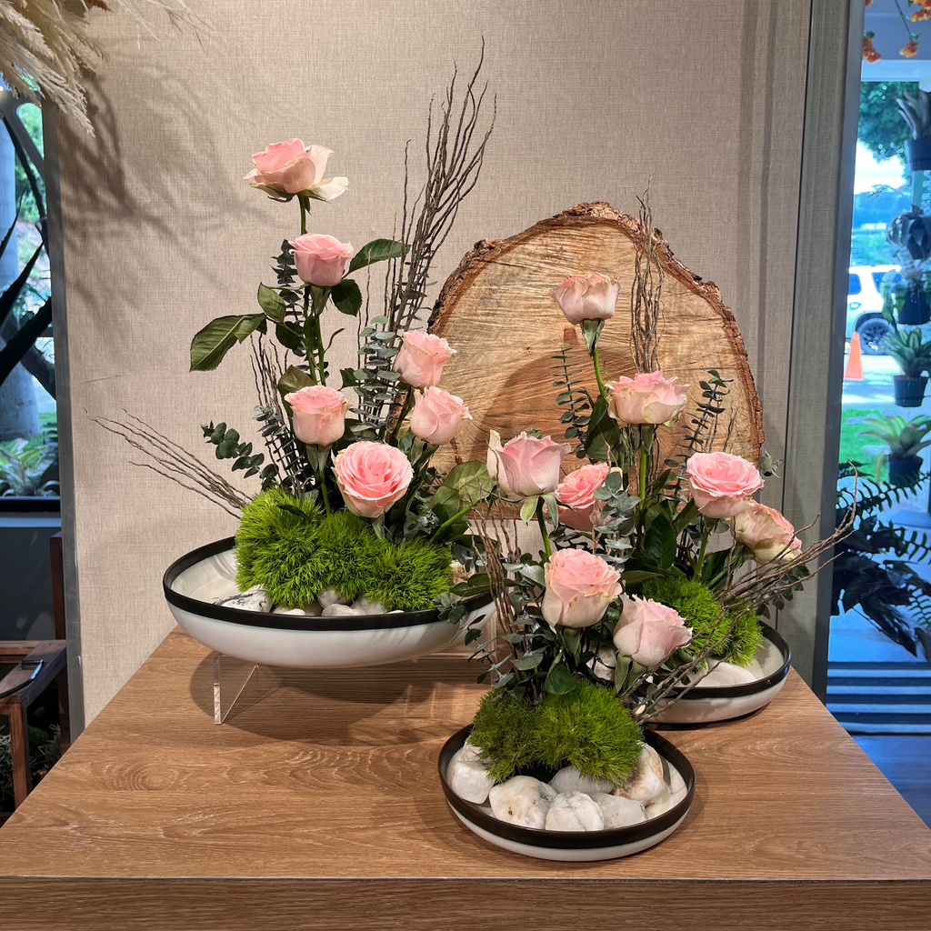 Centro de Mesa Rosas de Jardín Rosado Vertical - Base de porcelana