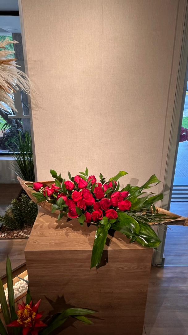 Centro de Mesa Orgánico – Barca de Rosas Premium