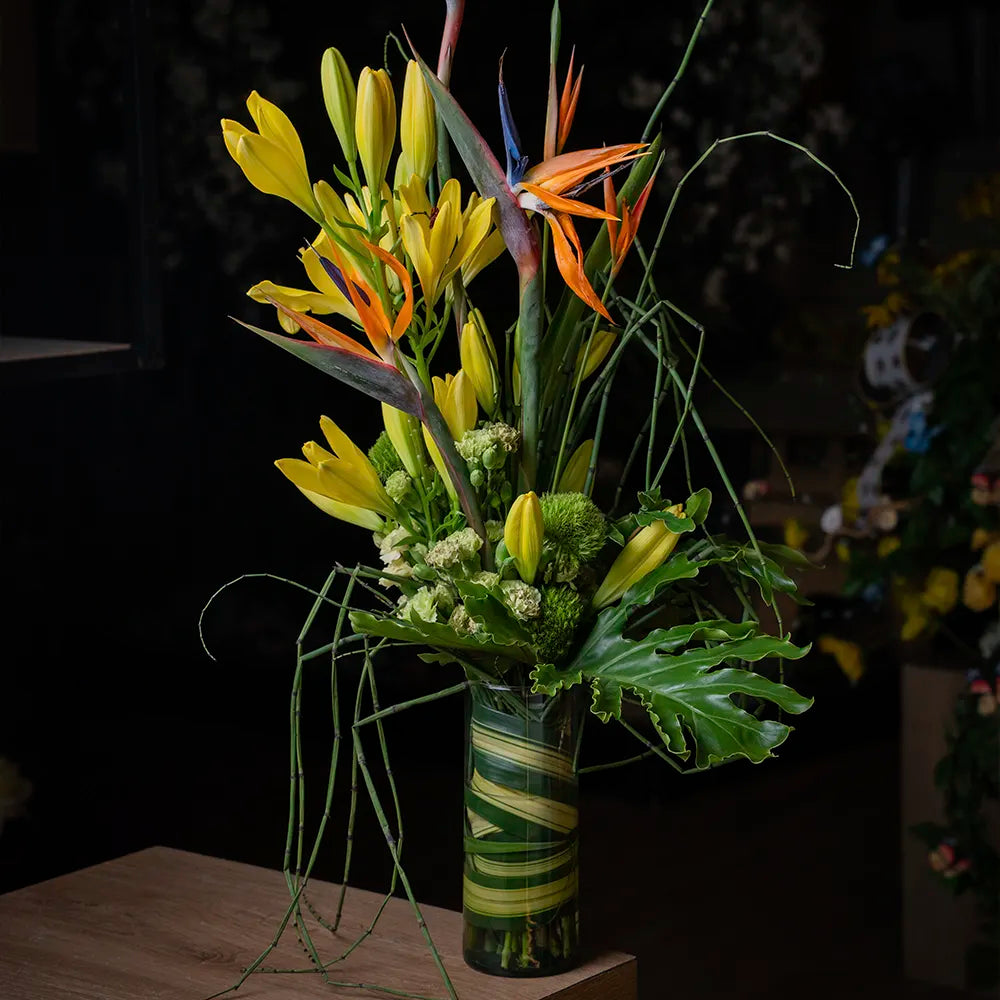 Arreglo Floral Natural Boreal – Azucenas, Ave del Paraíso, Uña de Danta y Pompones Verdes
