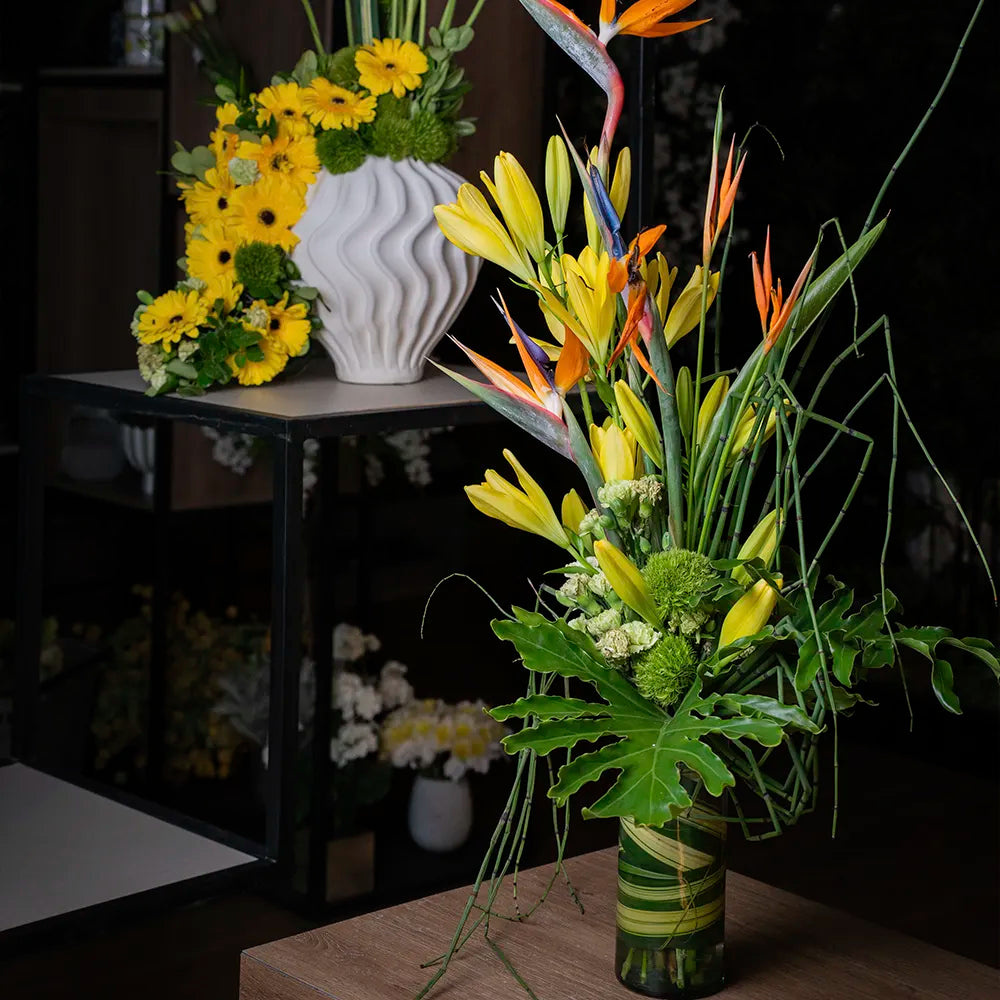 Arreglo Floral Natural Boreal – Azucenas, Ave del Paraíso, Uña de Danta y Pompones Verdes