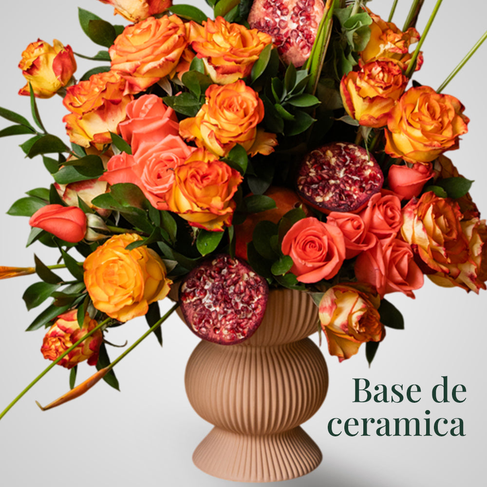 Dulce Aurora – Arreglo Floral Natural con Rosas, Campanas de Irlanda, Avecillas y Granadas