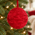 Imagen generada de una bambalina Estambre roja de textura afelpada ambientada en un árbol de Navidad