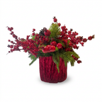 Arreglo navideño Cherry y Piñas con frutos rojos, follaje verde y base vinotinto sobre fondo blanco