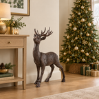 Imagen generada de un ciervo decorativo marrón de 76 cm cerca de una consola y un árbol navideño; accesorios no incluidos