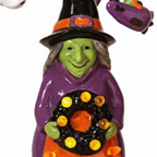 Zoom detalle figura decorativa Halloween bruja cerámica 31cm cara verde túnica morada arco metálico figuras colgantes