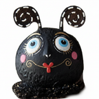 Zoom detalle figura monstruito negro resina antenas espiral ojos azules mejillas rosadas lengua roja Halloween 11cm