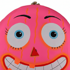 Zoom detalle macarrón colgante monstruo rosa papel maché 30cm ojos azules sonrisa dientes cicatrices naranjas Halloween