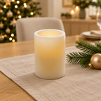 Imagen generada de una vela LED blanca en una mesa con decoración navideña