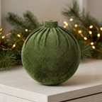 Bambalina Plisada Oliva de 10 cm recubierta de velvet en un ambiente navideño
