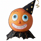 Zoom detalle figura calabaza fiesta naranja sombrero negro dorado capa murciélago resina tela Halloween 11cm