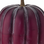 Zoom detalle calabaza decorativa látex vinotinto ciruela 20x24cm costillas profundas tallo ramificado asimétrico Halloween