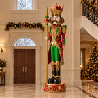 Imagen generada de un cascanueces Real de 243 cm con corona y cetro en un recibidor navideño