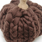 Zoom detalle calabaza decorativa tejida chunky knit lana marrón chocolate tallo cuerda beige Halloween Acción de Gracias