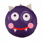 Zoom detalle macarrón colgante murciélago morado papel maché 30cm colmillos alitas grises ojos grandes Halloween