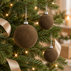 Imagen generada de tres bambalinas flocadas marrones con remates plateados en un árbol de Navidad