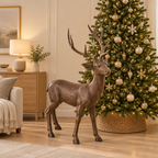 Imagen generada de un ciervo decorativo marrón de 125 cm junto a un árbol de Navidad; árbol y accesorios no incluidos