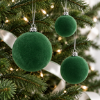 Imagen generada de tres bambalinas flocadas verdes con remates plateados en un árbol de Navidad