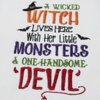Zoom detalle bordado multicolor A Wicked Witch Lives Here With Her Little Monsters One Handsome Devil paño algodón Halloween