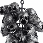 Zoom detalle racimo colgante calaveras plástico negro plateado envejecido cuencas huecas Halloween 30cm