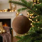 Bambalina flocada marrón de 20 cm ambientada en un árbol de Navidad
