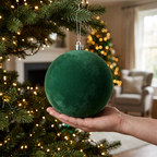 Una bambalina flocada verde de 20 cm con mano como referencia de tamaño
