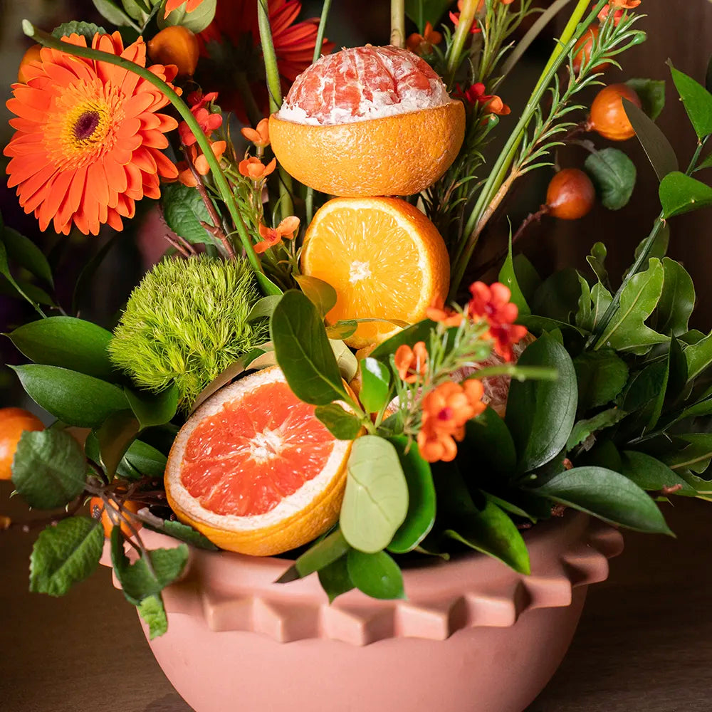 Arreglo Floral Natural Néctar – Gerberas, Avecillas, Pompones Verdes, Toronja e Higos