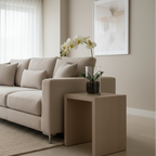 Orquídea blanca con centro amarillo en sala moderna