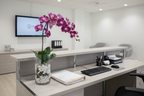 Orquídea violeta con florero elegante en recepción