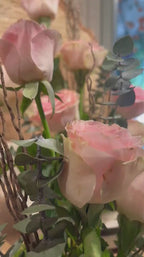 Centro de Mesa Rosas de Jardín Rosado Vertical - Base de porcelana