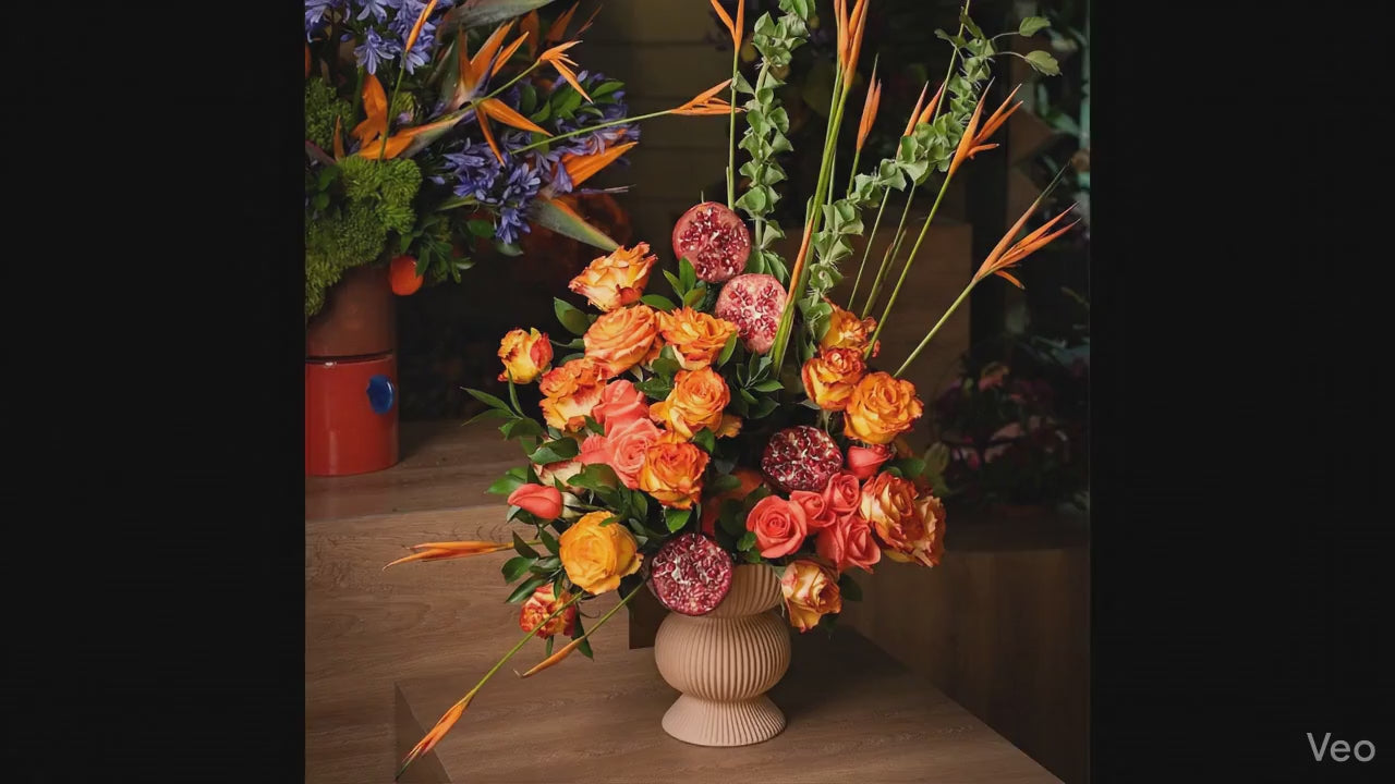 Dulce Aurora – Arreglo Floral Natural con Rosas, Campanas de Irlanda, Avecillas y Granadas