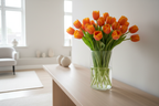 Ramo de tulipanes naranjas en mesa