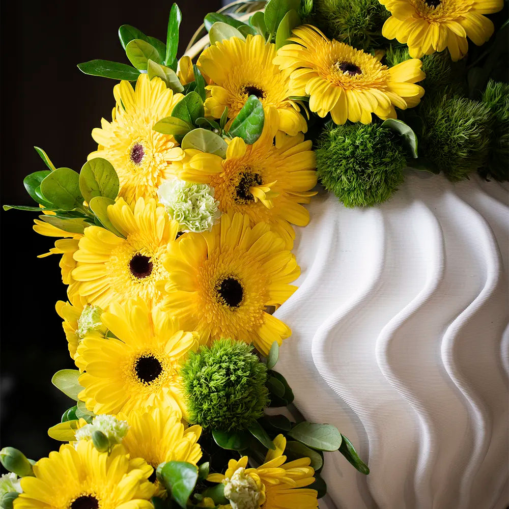 Arreglo Floral Natural Vértice – Gerberas, Green Ball y Pandano Base porcelana 3D