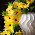 Arreglo Floral Natural Vértice – Gerberas, Green Ball y Pandano Base porcelana 3D