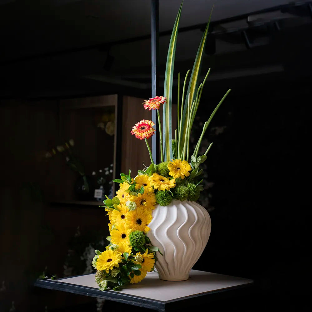 Arreglo Floral Natural Vértice – Gerberas, Green Ball y Pandano Base porcelana 3D