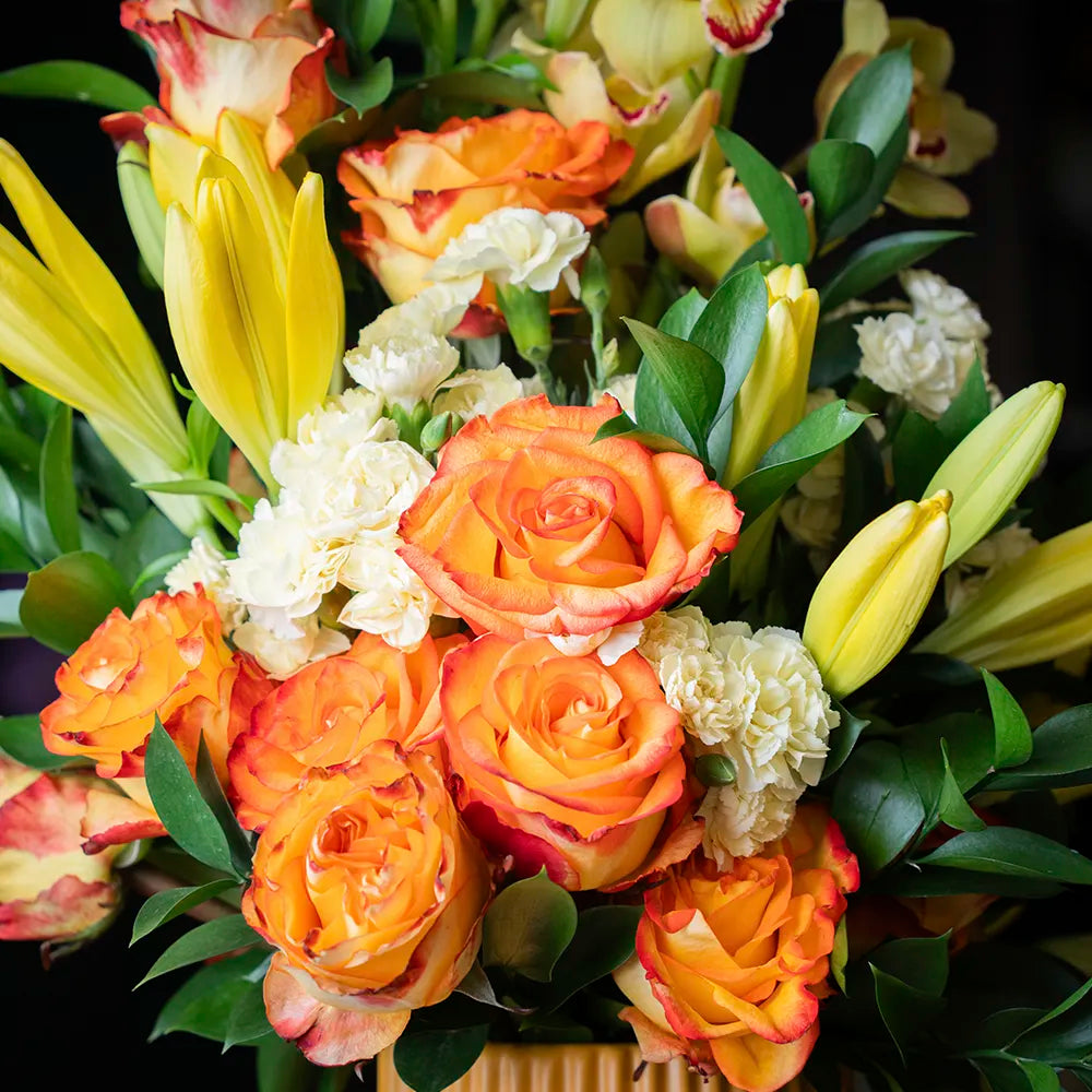 Arreglo Floral Natural Zumo – Orquídeas Cymbidium, Azucenas y Rosas