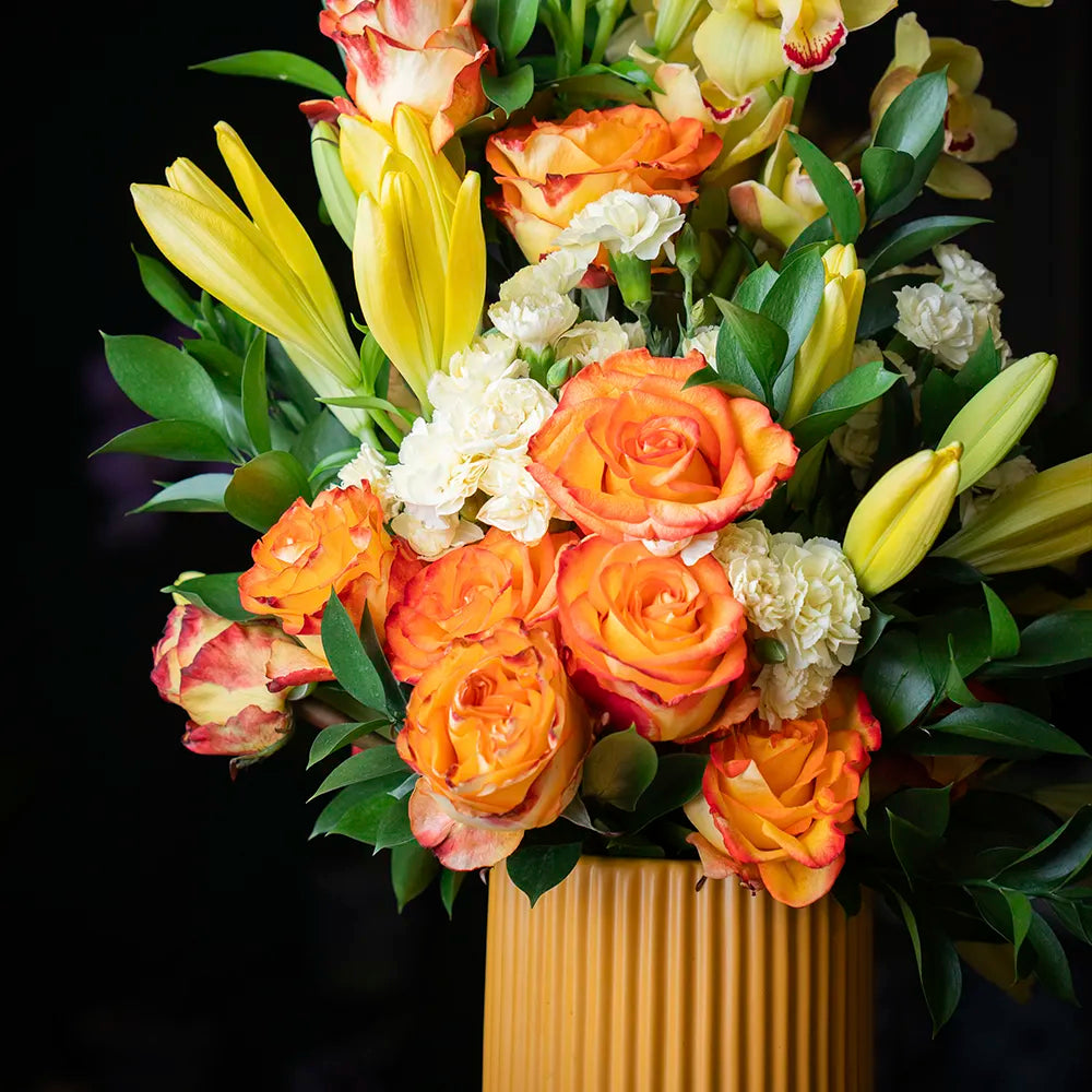 Arreglo Floral Natural Zumo – Orquídeas Cymbidium, Azucenas y Rosas