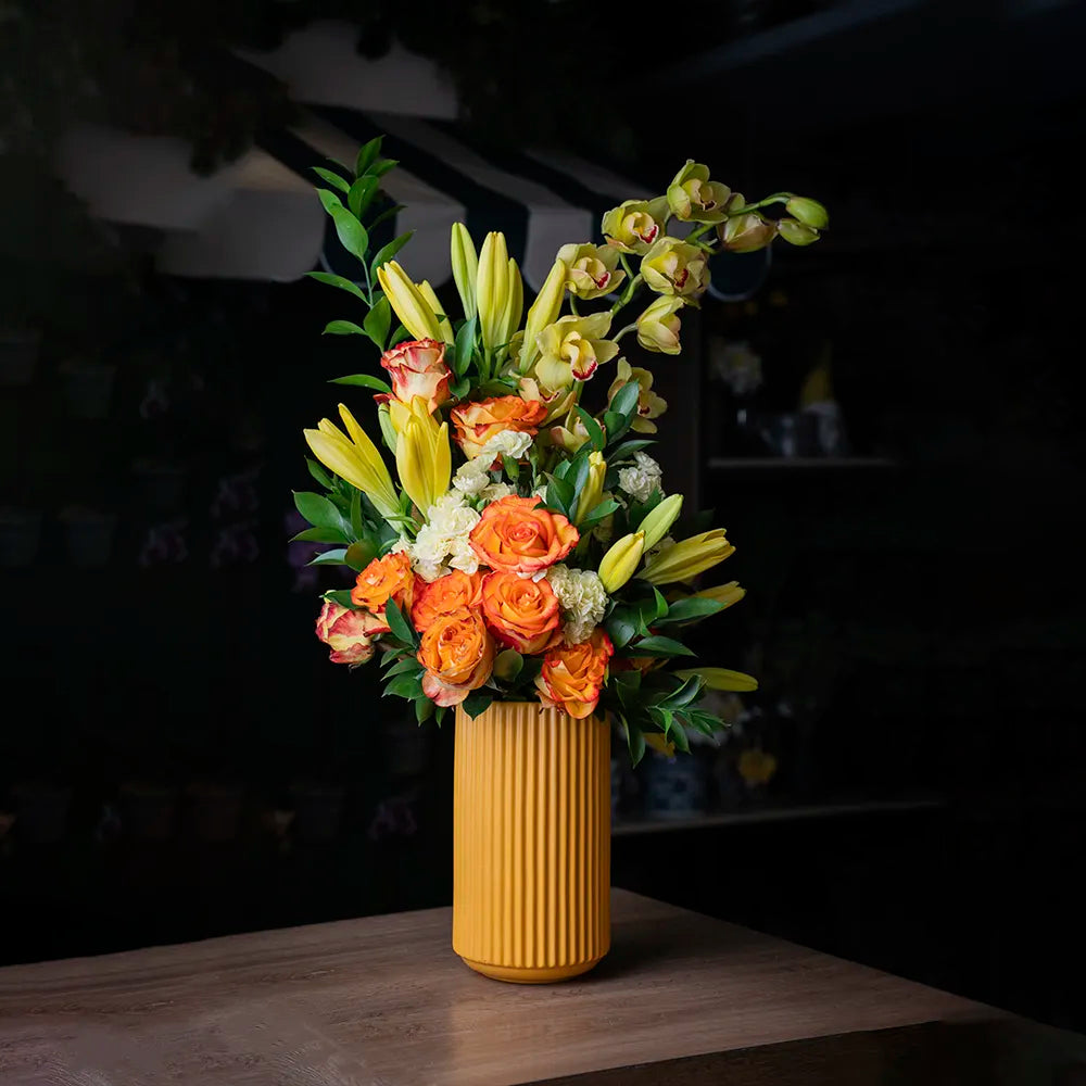 Arreglo Floral Natural Zumo – Orquídeas Cymbidium, Azucenas y Rosas